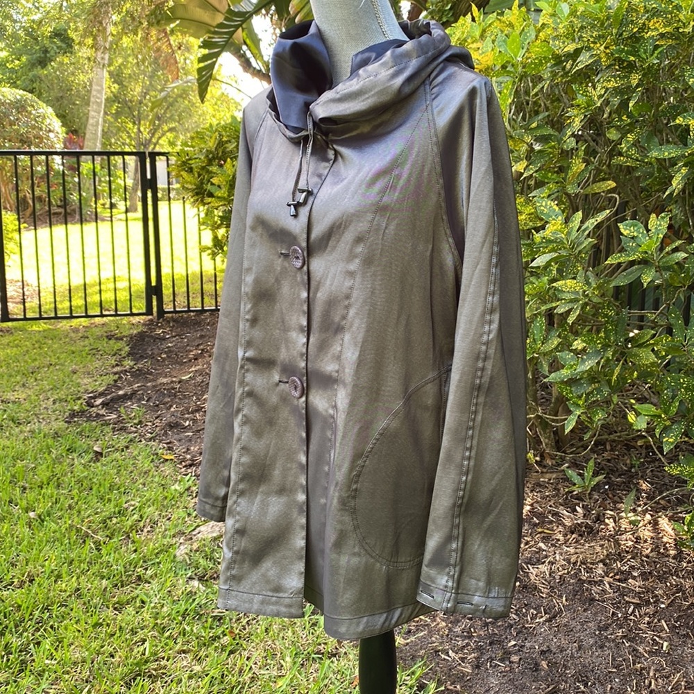 LINDI Women’s Reversible Hooded Rain Jacket in Silver/Navy size S …